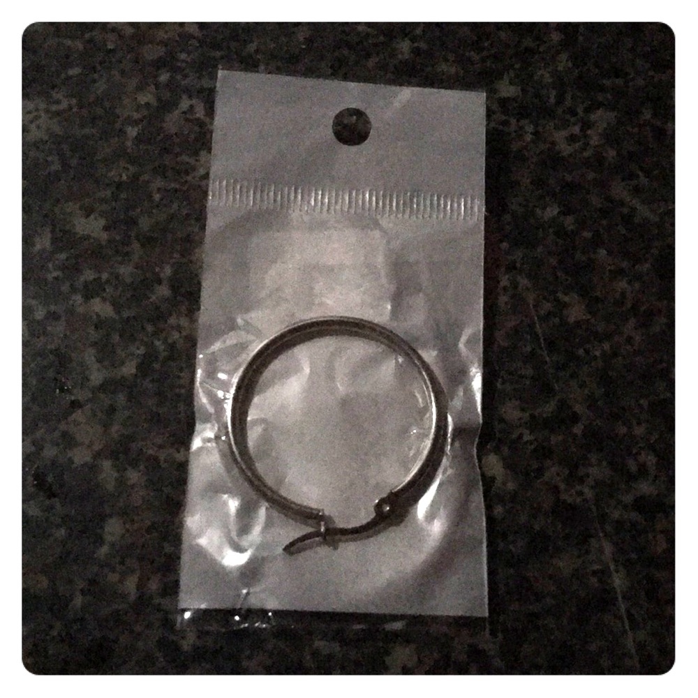 1 LEFT! 💋 HYPOALLERGENIC S. STEEL HOOP EARRINGS - Picture 3 of 3
